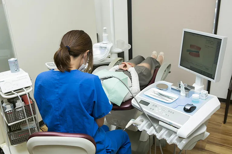 新たな機器を用いたクリーニングで美しい歯を