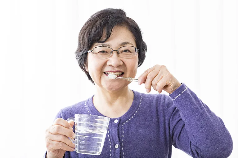 ご高齢の方のむし歯や歯周病対策としての歯磨き